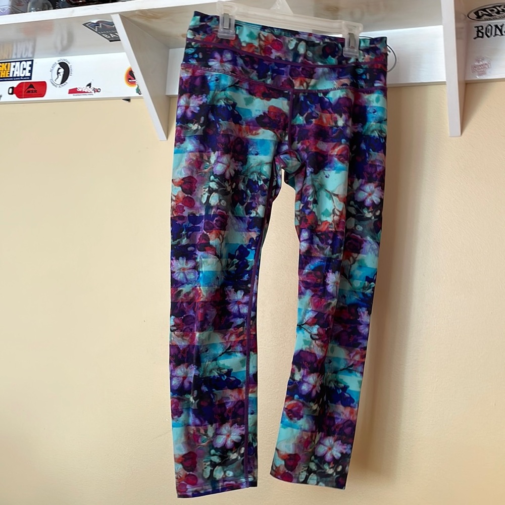 Athleta 3/4 length flower leggings size small
